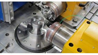 Bild 1: Mit der Mehrachspresse und den fünf Achsen können individuelle Umformoperationen realisiert werden. (Bild: IUL)