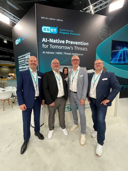 Das Eset-Team mit bester Laune: Peter Neumeier, Christian Lueg, Thorsten Urbanski und Michael Schröder. (Bild: Vogel IT-Medien)