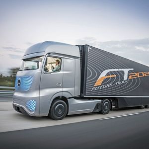 Alle Sensoren an Bord des Future Truck 2025 sind miteinander vernetzt und liefern ein komplettes Bild der Umgebung. (Bild:  Mercedes-Benz)