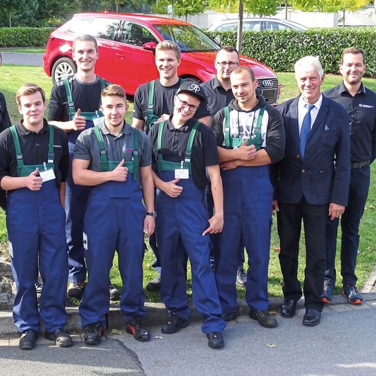 Teilnehmer, Prüfer und Veranstalter beim Leistungswettbewerb 2018 des Kfz-Landesverbandes NRW.(Bild:  Kfz-Gewerbe NRW)