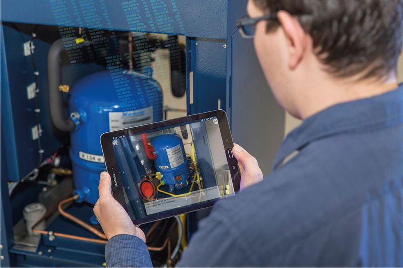 Auf der Hannover Messe 2019 stellt das Fraunhofer-Institut für Graphische Datenverarbeitung IGD in Halle 6 mit Data@Hand eine Basistechnologie zur automatisierten Datenanalyse für unterschiedliche Anwendungsszenarien vor. Data@Hand erkennt Abweichungen vom Normalbetrieb einer Maschine, eines Bauteils oder einer Produktionsanlage – und kann auch in der Medizin eingesetzt werden.  (Bild: Fraunhofer IGD)