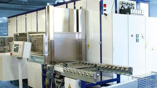 Bild 1: Reinigungsanlage für die Feinstreinigung von Bauteilen für Laserquellen. Aufgrund der Bauteilwerkstoffe und Verschmutzung findet eine wässrige Reinigung statt. (Archiv: Vogel Business Media)