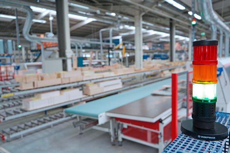 Einige der insgesamt 30 Werma-CO2-Ampeln sindauch in der Holzbearbeitung und der Seitenwandvormontage bei Hymer installiert. So klappt das „richtige“ Lüften in fast jeder Art von geschlossenen Räumen. Corona und andere Keime haben es damit schwerer. (Werma)