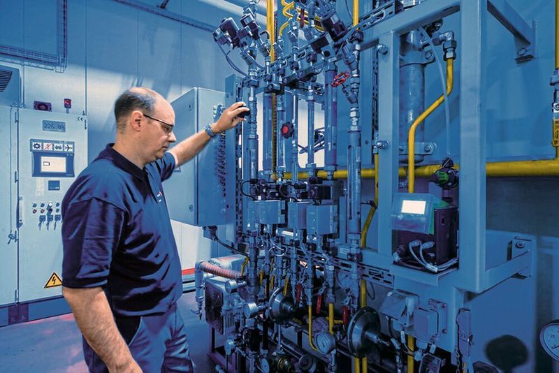 Auf Aufschwung vorbereiten und Qualität sichern: Auch im aktuell schwierigen Umfeld investiert die Härterei in Egerkingen in moderne Technologie, beispielsweise hochwertige Ofensteuerungen.   (Härterei Gerster AG)