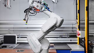 Mithilfe der Robot-Item-Pick-Lösung „justPick“ des polnischen Roboterspezialisten Nomagic bringt Arvato gezielt seine Logistikzentren in Schwung. (Bild: Nomagic)