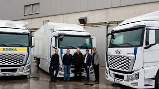 Gleich drei Lieferfahrzeuge mit Wasserstoffantrieb und Kühlsystem konnten Felix, Stephan, Ludgar, Heinrich und Johannes Wüllhorst (von links gesehen) jüngst an Nutzer übergeben.
Doch das dürfte erst der Anfang sein. (Bild: Wüllhorst)