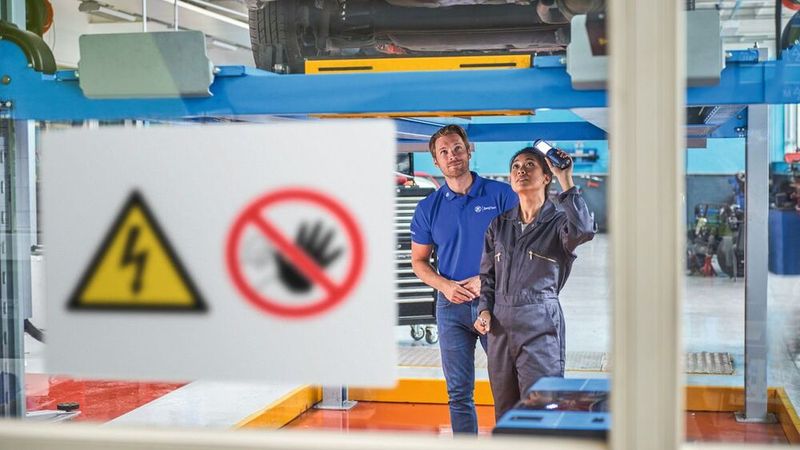 Das Trainingsprogramm „Erweiterte Einblicke in die HV-Batterie“ vermittelt Kompetenzen rund um Hochvolt-Batterietechnologie. (Bild: ZF )