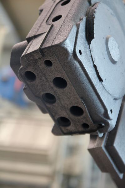 Von unten ist das Reinigungsergebnis mit der Ricochet-Strahlanlage zwar nicht so gut wie von oben, aber immer noch gut genug für eine Begutachtung der Werkstücke. (Itasse)