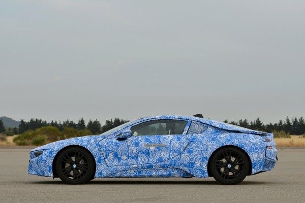 Die Gewichtsverteilung zwischen Vorder- und Hinterachse ist beim BMW i8 nahezu im Verhältnis 50:50 ausbalanciert (Bild: BMW)