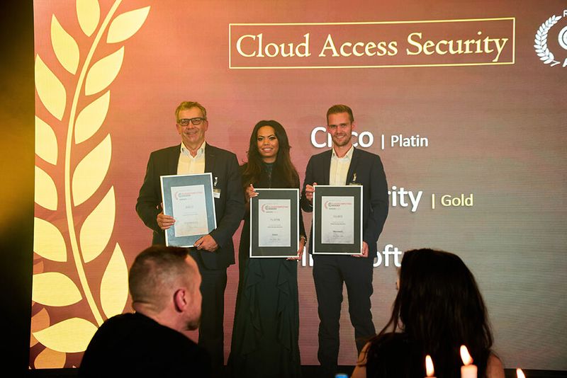 Zum Auftakt küren wir die Preisträger der Kategorie „Cloud Access Security“, in der sich Cisco (Platin), RSA Security (Gold) und Microsoft (Silber) gegen ihre Konkurrenten durchsetzen konnten. Die Preise nehmen entgegen (von links): Eckhard Schaumann für RSA Security, Sarah Wambach für Cisco und Horst Urlberger für Microsoft.  (Bild: krassevideos.de / VIT)