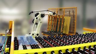 Die Kawasaki-Roboter ZX165U beim Abstapeln einer Scheibe. Mit passenden Geogreifern und Vakuumtechnik hebt er die Glasscheiben von der Förderanlage im laufenden Betrieb ab. (Archiv: Vogel Business Media)