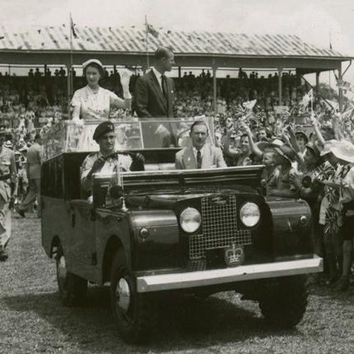 Die Queen und Prinz Philip in einem Land Rover 1954 bei einem Besuch in Mackay, Queensland.(Bild:   / CC0)