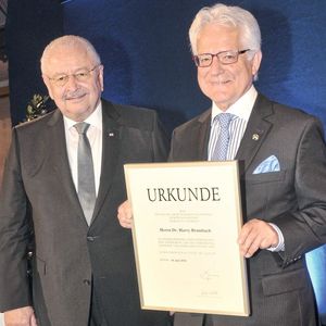 Jahrzehntelanges Engagement: ZDK-Präsident Jürgen Karpinski (li.) dankt Harry Brambach.(Bild:  Zietz/»kfz-betrieb«)