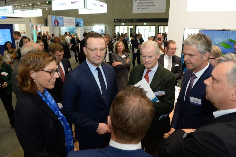 Rundgang durch die Ausstellung mit Jens Spahn (WISO / Schmidt-Dominé)