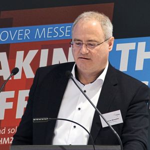 Andreas Baumüller stellte vor, wie sich der Energieverbrauch von Antriebssystemen in Echtzeit überwachen und analysieren lässt.(Bild:  Stefanie Michel)