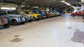 Rund 50 Jahre lang hat ein Däne in seiner Scheune alte Renault-Autos gesammelt. Jetzt wird die Sammlung aufgelöst, damit die neuen Besitzer die Autos wieder flott machen können. (Foto: Campen Auktioner)