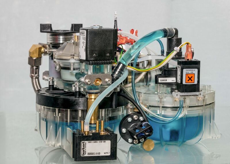 Der Luftblock ist eine Druckversorgungskomponente für den Einsatz in dentalen Behandlungseinheiten. Er beinhaltet verschiedene Druckregler und besitzt eine integrierte Filter- und Kondensatabscheidefunktion. (Bürkert)