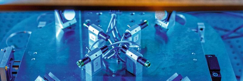 Versuchsaufbau der 3D-Druckanlage: Vier Laser werden über Umlenkspiegel in das Harz darüber (nicht im Bild) fokussiert. Dort treffen sie sich in einem Punkt und härten das Harz aus. Versuchsaufbau der 3D-Druckanlage: Vier Laser werden über Umlenkspiegel in das Harz darüber (nicht im Bild) fokussiert. Dort treffen sie sich in einem Punkt und härten das Harz aus.