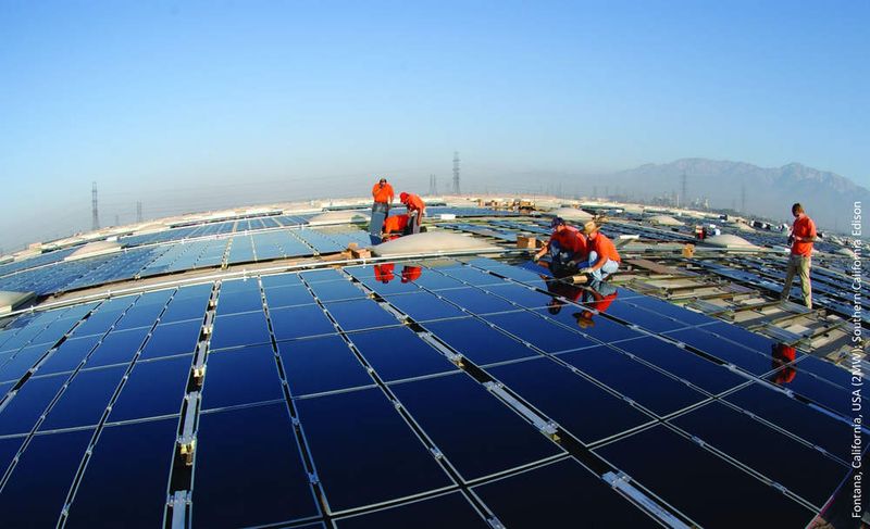 Dünnschicht-Solarmodule für US-Dächer: Vor allem in Kalifornien entstehen derzeit überall Solarkraftwerke. Auf diesem Dach in Fontana werden zwei Megawatt-First-Solar-Module verbaut. Bild: First Solar (Archiv: Vogel Business Media)