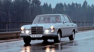 Der 184 kW kräftige 6,3-Liter-V8 machte aus dem 300 SEL Deutschlands schnellste Serienlimousine. 6,5 Sekunden für den 0-100-Sprint bedeuteten sogar inoffiziellen Weltrekord. Noch heißblütiger waren nur die AMG-Versionen mit 6,8 Litern Hubraum und bis zu 315 kW. (Daimler)