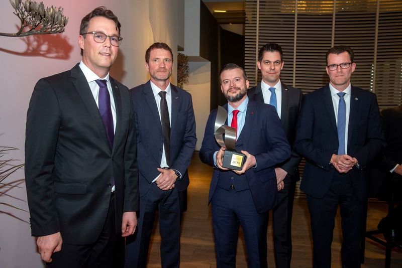 Als Sieger in der Kategorie mit 200 bis 400 Einheiten pro Jahr ging das Autohaus Rudolf Brtting hervor (vl.i): Bernhard Kaplan (MMD), Gerd Meyer (MMD), Dennis Britting (Autohaus Britting), Felix Gebhart (MMD) und René Bock (MMD). (©Jan Van de Vel)