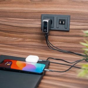 Die neuen Ladegeräte, hier das 100-Watt-Modell, unterstützen USB Power Delivery 3.2 mit dynamisch angepasster Ausgangsspannung.(Bild:  Verbatim)