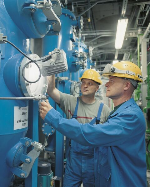 Ulf Bohrmann (rechts) und Udo Boldt an der HDk®-Anlage. (Bild: Wacker)