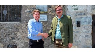 Mit dem Vertragsabschluss für sieben Batteriespeicher startet Stabl Energy gemeinsam mit dem Elektrowerk Schöder in den österreichischen Markt. Im Bild: Ing. Stefan Stadlober, Geschäftsführer des Elektrowerks Schöder, und Luis Beckmann, Sales & Business Development Manager bei Stabl Energy (v.r.).  (Bild: Elektrowerk Schöder )