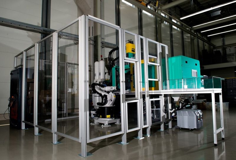 Die Arburg A470S 2K mit integrierter Qualitätssicherung durch Kamerasystem und Roboter. (Bild: MBFZ Toolcraft)