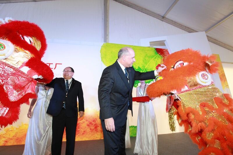 A traditional lion dance including dotting of the eyes was performed during the ceremony to bring good luck and fortune to the new facility and business according to traditional Chinese folklore. (Celanese) (Archiv: Vogel Business Media)