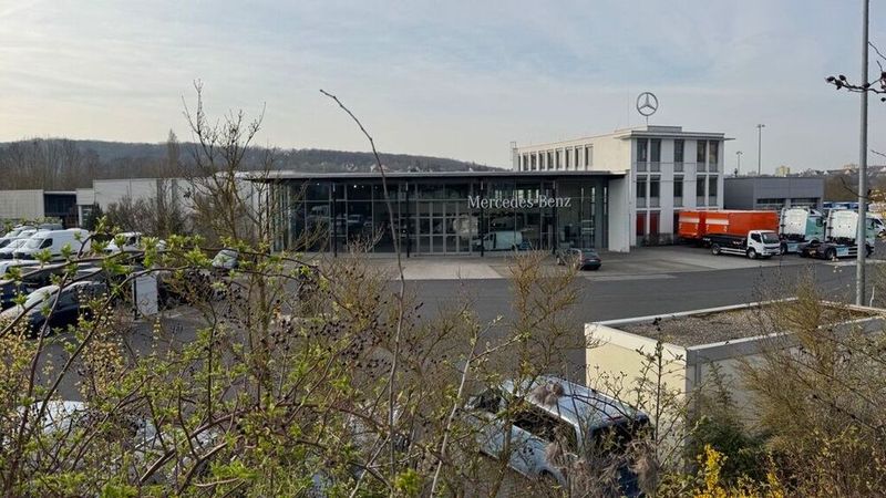 In Würzburg verkauft Mercedes-Benz Transporter bislang am Standort Kitzinger Straße. Dort ist auch Daimler Truck aktiv.  (Bild: Achter - VCG)