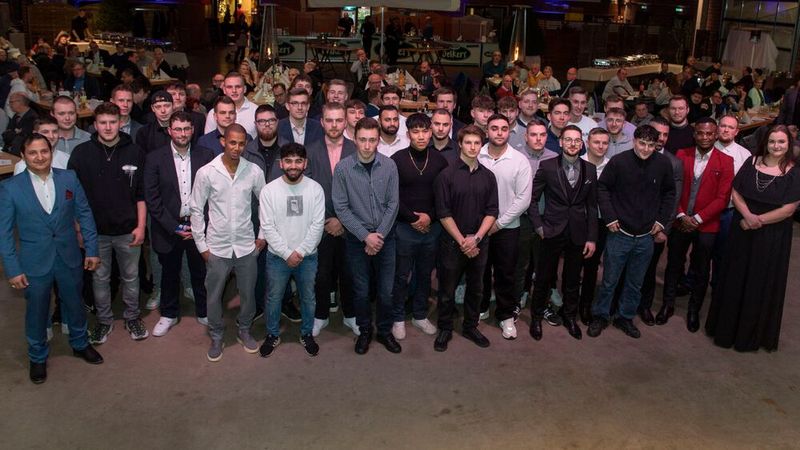 Die erste Freisprechung der Kfz-Innung des Kreises Harburg fand nach zwei Jahren Pause auf dem Hof Oelkers in Wenzendorf statt. Obermeister Joachim Czychy durfte gut 150 Gäste begrüßen, die an der feierlichen Freisprechung der 39 jungen Kfz-Mechatroniker und einer jungen Kfz-Mechatronikerin teilnahmen. (Bild: Karsten Schaar)