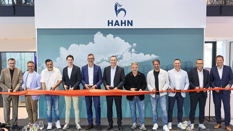 Der Schnitt durchs rote Band: (v.l.) Oliver Reitz (Geschäftsführer Wirtschaft und Stadtmarketing Pforzheim), Peter Boch (Oberbürgermeister Pforzheim), Steffen Stüber (Pfirmann Industriebau), Skoda-Chef Jan-Hendrik Hülsmann, Hahn-Geschäftsführer Klaus Stockhausen, Steffen Hahn, Alexander Buk (Geschäftsführer Seat Deutschland), Erik Händler (Bereichsleiter Händlerorganisation Seat Deutschland), sowie Jörg Berghöfer, Michael Waag und Holger Fink (alle Hahn Automobile). (Bild: Hahn-Gruppe)