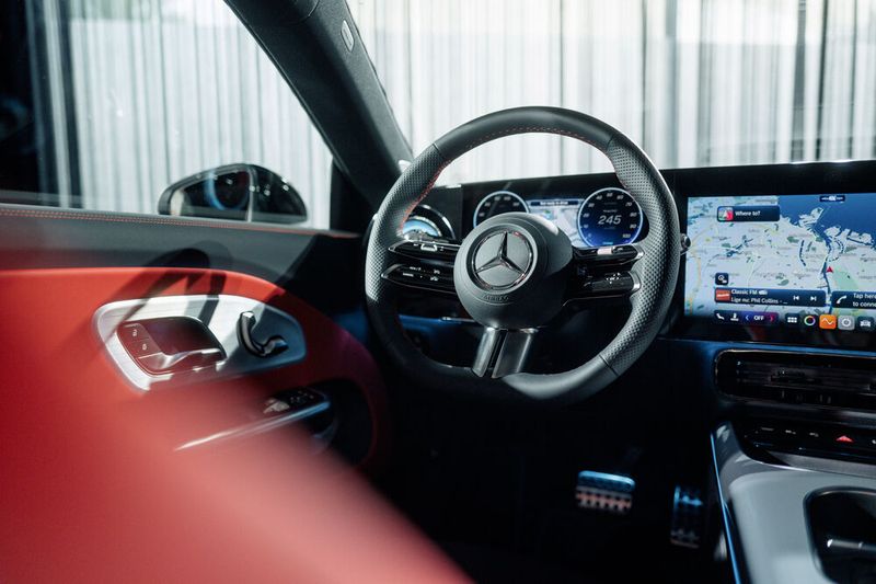 Das Cockit entspricht dem der Limousine. (Bild: Mercedes-Benz)