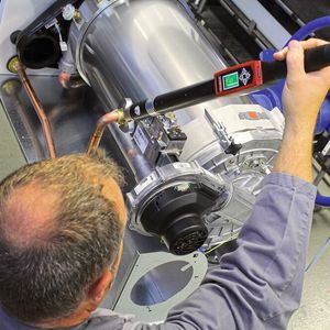 Der Drehmomentschlüssel Q-Shield kann Prozesse überwachen sowie IO- und NIO-Daten an ein übergeordnetes System weitergeben. (Bild:  Desoutter)