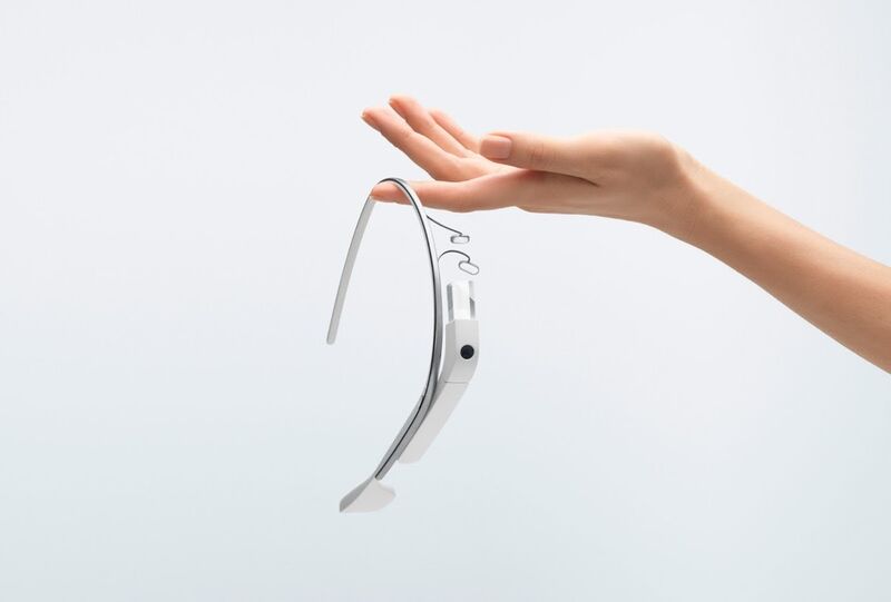 Leichtgewicht: Google Glass ist trotz der Elektronik nicht schwerer als eine normale Brille. Allerdings fehlen ja auch die Brillengläser... ( Google)