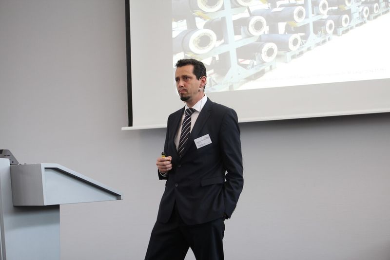 Dr. Markus Lang von Voith mahnte, dass man Composites natürlich nur dann als Ersatz für übliche Werkstoffe nehmen sollte, wenn man sich vorher auch klar gemacht hat, ob das sinnvoll ist, oder man nur einem Trend folgen will. Denn „Trendsetting“ kann in diesem Fall teuer werden. (Bild: Königsreuther)