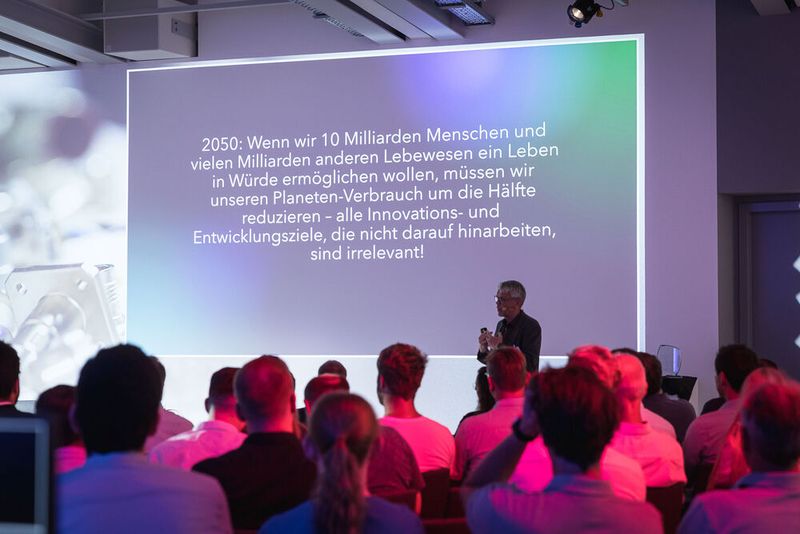 Anwenderkongress Steckverbinder 2023: Tag 1 mit Basisseminaren, Podiumsdiskussion und Posterslam. (Bild: Stefan Bausewein)