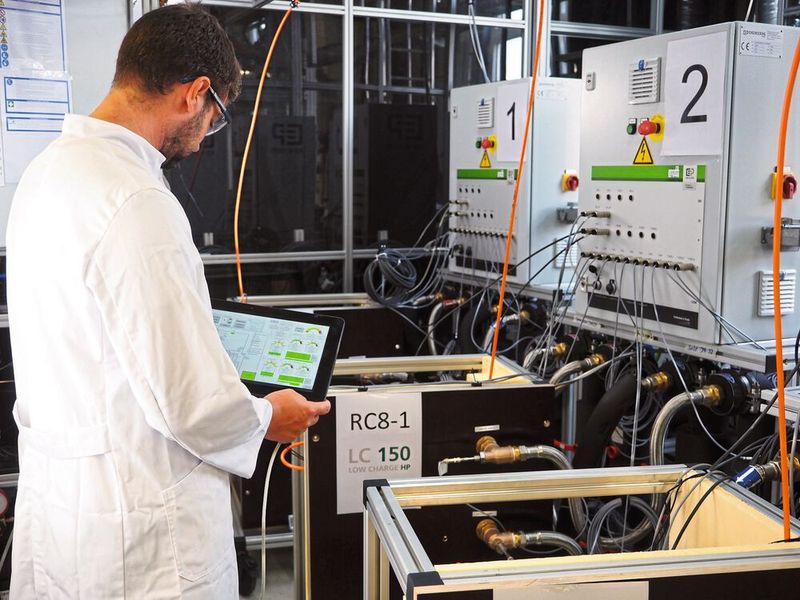 Ziel des Projekts LC 150 ist es, eine spezifische Füllmenge von 15- 30 Gramm Propan pro kW Kälteleistung zu erreichen. Der nun erreichte Rekordwert liegt sogar darunter. (Bild: © Fraunhofer ISE)