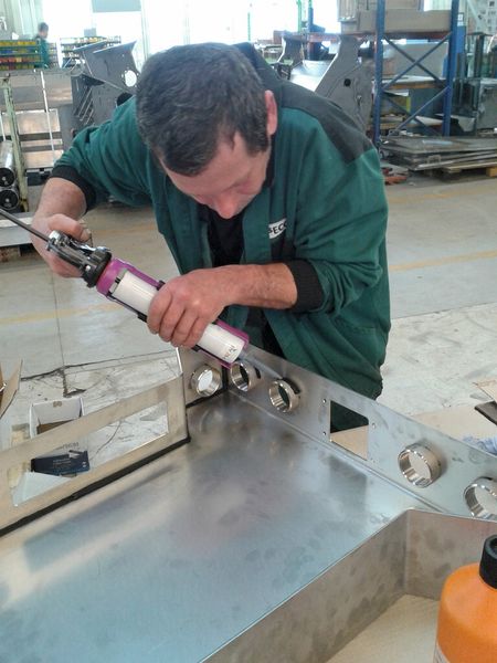 Bild 1: Durch Kleben statt Schweißen sollten die Kosten in der Fertigung verringert, aber auch die Qualität der Bauteile durch weniger Verzug verbessert werden. (Bild: Sustainable Innovation)