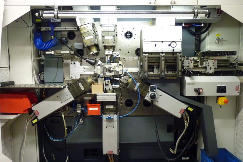 Stanz-Biege-Maschine mit Selbstoptimierung. Die Selbstoptimierung sorgt dafür, dass die Stanz-Biege-Maschine auf die Abweichungen reagiert. Werkzeuge passen sich selbstständig an und optimieren so den laufenden Fertigungsprozess. (Bild: Weidmüller)