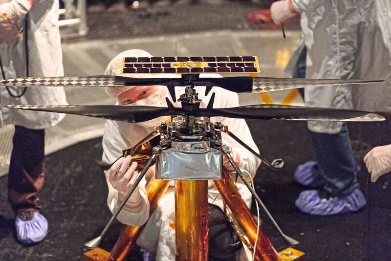 Letzter Feinschliff an der Helikopter-Drohne vor ihrem Aufbruch zum Roten Planeten. (NASA/JPL)