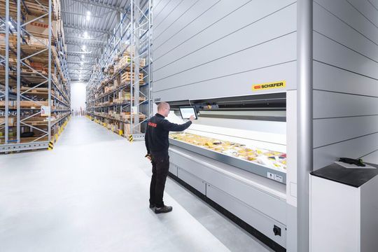 Die zwei SSI-Logimat-Lagerlifte sorgen für die ergonomische Lagerung und Kommissionierung von rund 16.000 meist kleineren Artikeln.(Bild:  SSI Schäfer)