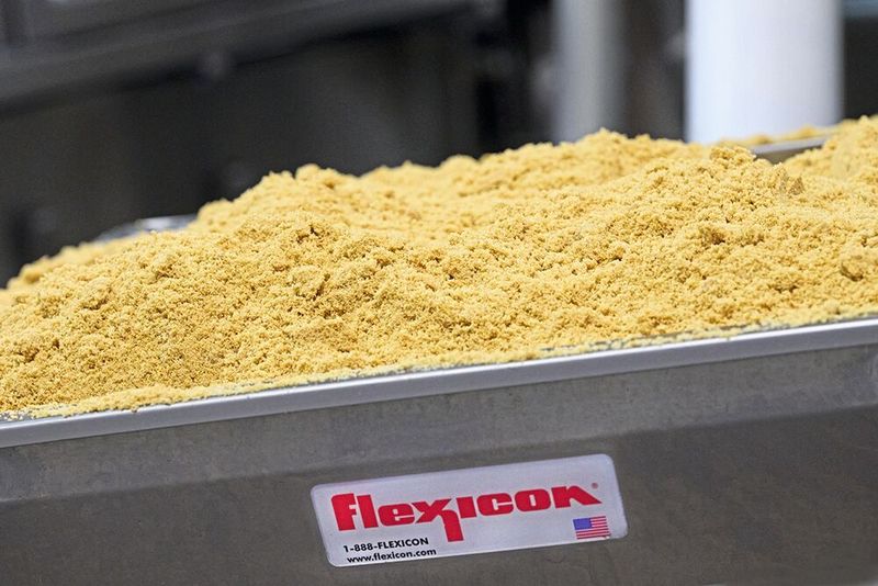 Die gemischten Graham-Cracker-Krümel füllen den Trichter des flexiblen Spiralförderers. (Bild: Flexicon)