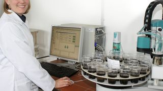 Abb. 1: Hilke Schulte aus dem Labor „Spezielle anorganische Analytik (Boden, Kompost)“ am tiamo-gesteuerten pH-Messsystem.  (Bild: LUFA NRW)