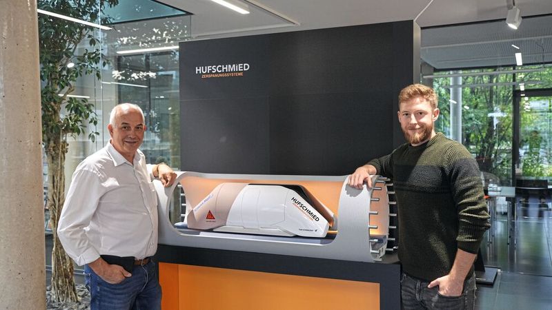 Bleiben in Kontakt: Wolfgang Rinke, Business Development bei Hufschmied Zerspanungssysteme GmbH, und Florian Janke, CTO bei Neoways Technologies GmbH, dem aus TUM Hyperloop hervorgegangenen Start-up. (Bild: Hufschmied Zerspanungssysteme)
