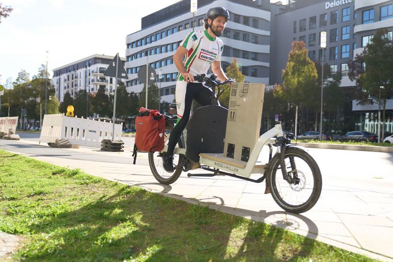 Sebastian Hilscher auf einem Cargo-Bike von Riese & Müller auf den letzten Metern bis zur Baustelle. Da hat er schon 600 Kilometer in den Knochen.
