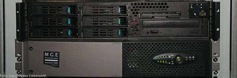 Abbildung 4: Servergerät in 19 Zoll Ausführung mit Hot-Plug. Defekte Festplatten können während des Betriebs ausgewechselt werden. Eine USV (unteres Gerät) schützt den Server vor Stromausfällen und Spannungsschwankungen. LEDs geben den Status der Geräte an. (Archiv: Vogel Business Media)