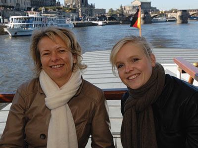 Familienbild vor Dresdens beeindruckender Kulisse: Marlies und Carina Wegener (Archiv: Vogel Business Media)
