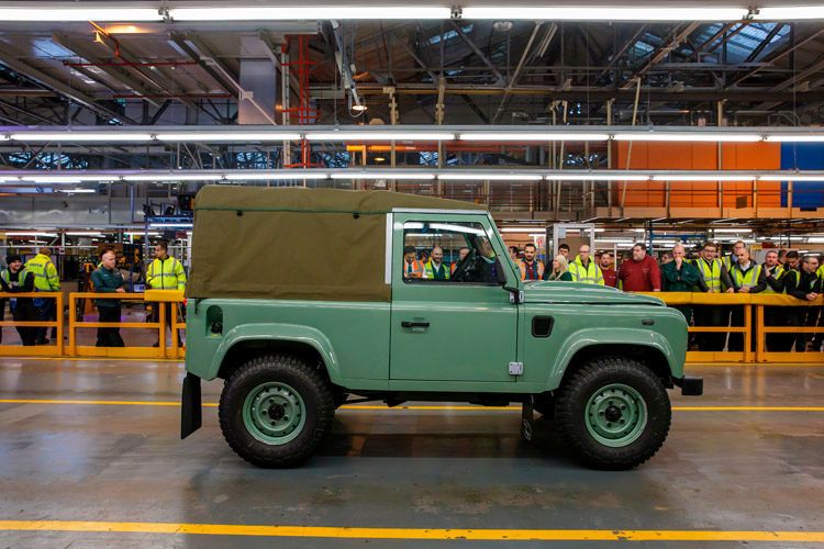 Viele Fans wollten lange Zeit nicht glauben, dass der legendäre Geländewagen künftig nicht mehr gebaut wird. (Foto: Land Rover)